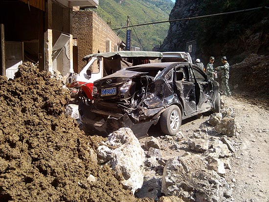 Carros ficam destruídos na cidade de Luozehe, no sudoeste da China 