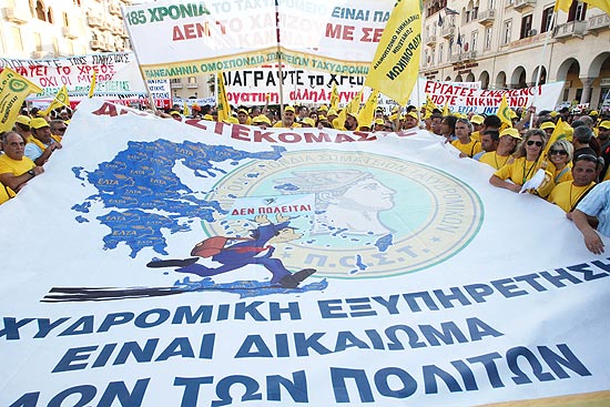 Trabalhadores dos Correios da Grcia seguram bandeira que diz "No estamos a venda" em Salnica
