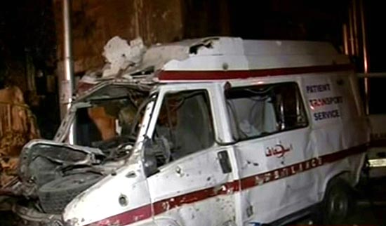 Fotografia da agência oficial do governo sírio, SANA, mostra uma ambulância danificada após explosão em Aleppo