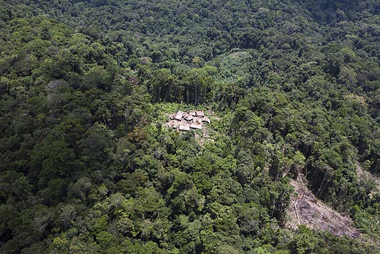Vista area mostra comunidade indgena onde teria acontecido um suposto massacre por garimpeiros brasileiros
