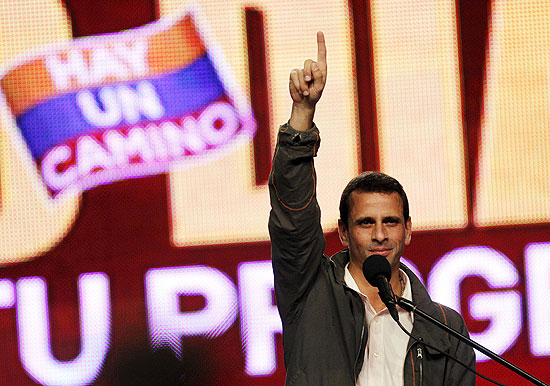 O candidato de oposio  Presidncia, Henrique Capriles, durante ato de campanha em Caracas