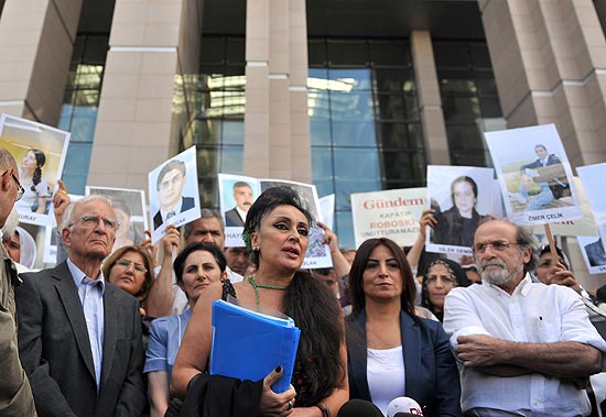 Diretora do jornal "Ozgur Gundem", Eren Keskin (centro), participa de manifestao em apoio aos jornalistas presos