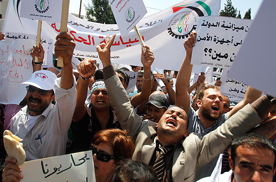 Palestinos protestam, pelo sexto dia seguido, contra os altos custos de vida, em Ramallah, na Cisjordnia