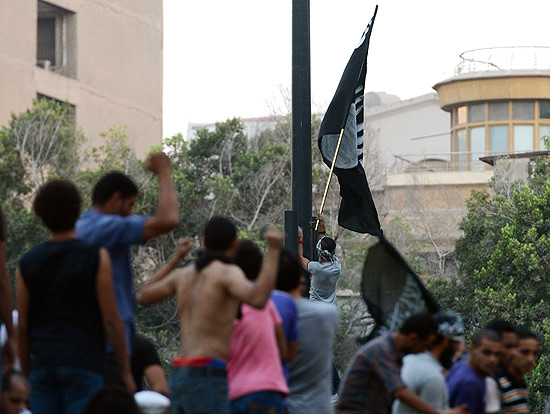 Manifestantes escalam muro da embaixada dos EUA durante protestos