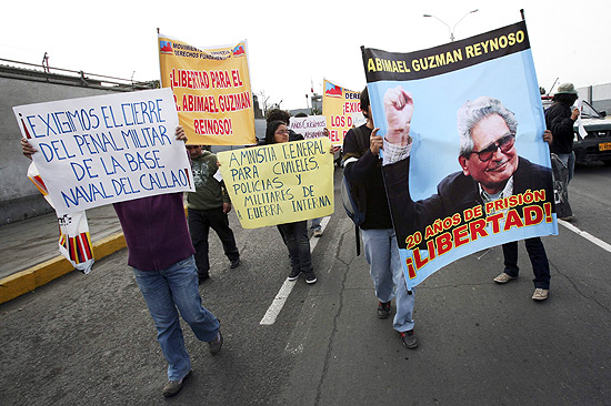 Membros do Movadef pedem a liberdade do lder do Sendero Luminoso, Abimael Guzmn, preso h 20 anos no Peru