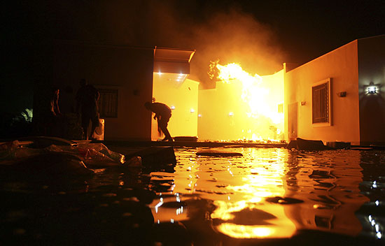 O consulado americano em chamas durante o protesto de um grupo armado  insituio na cidade de Benghazi, na Lbia