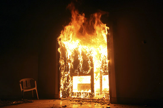 O consulado americano em Benghazi em chamas aps atentado em setembro de 2012