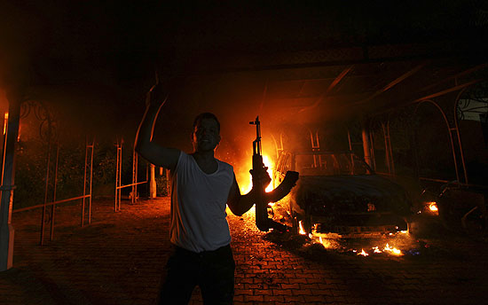 Homem armado comemora incndio do consulado americano durante protesto  instituio em Benghazi, Lbia