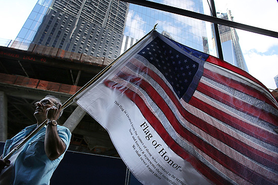 Homem leva 'bandeira da honra', com o nome das vítimas dos atentados ao WTC em 11 de setembro de 2001