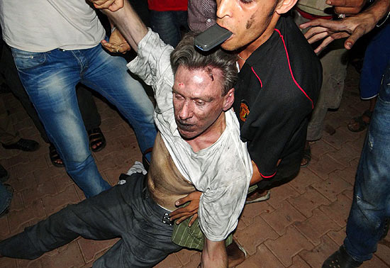 Civis líbios ajudam homem inconsciente, mais tarde identificado como o embaixador americano morto Chris Stevens
