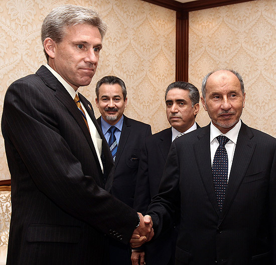 Imagem de arquivo mostra o embaixador americano Chris Stevens (esquerda), cumprimentando parlamentares lbios em junho