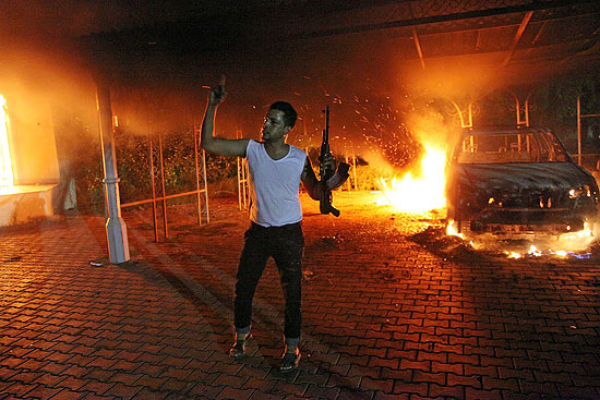 Homem armado comemora invaso e incndio do consulado dos Estados Unidos em Benghazi, na Lbia