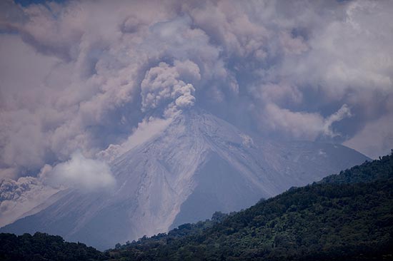 Vulco Acatenango entra em erupo na Guatemala nesta quinta e obriga retirada de 33 mil