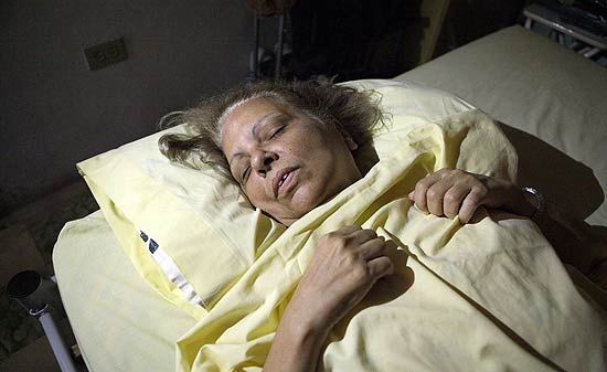 A opositora cubana Marta Beatriz Roque permanece em sua cama no terceiro dia de greve de fome, em Havana
