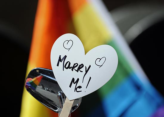 Plaquinha pendurada em uma motocicleta durante marcha do orgulho gay em Nova York, em 2011