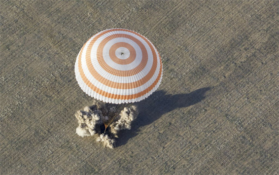 Nave russa Soyuz TMA-04M, com trs tripulantes a bordo, aterrissa com sucesso nas estepes do Cazaquisto