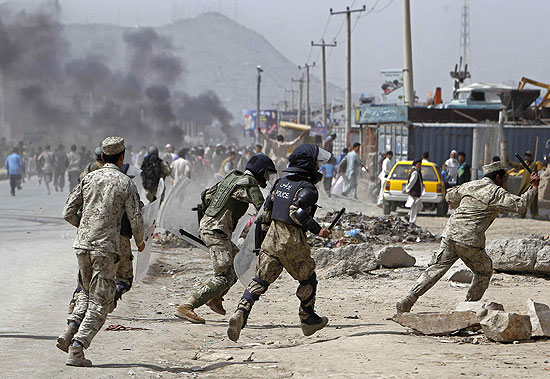 Policiais correm em direo aos manifestantes que protestavam contra filme anti-isl em Cabul, no Afeganisto