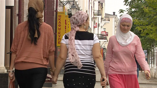 Mulheres andam com leno cobrindo a cabea na Tchetchnia; o cdigo de vestimenta se enrijeceu no pas