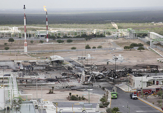 Carros e tanques de gás queimados após incêndio em refinaria da Pemex, na cidade de Reynosa, Estado de Tamaulipas