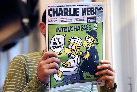 Homem l peridico francs Charlie Hebdo, que publicou charges do profeta Maom