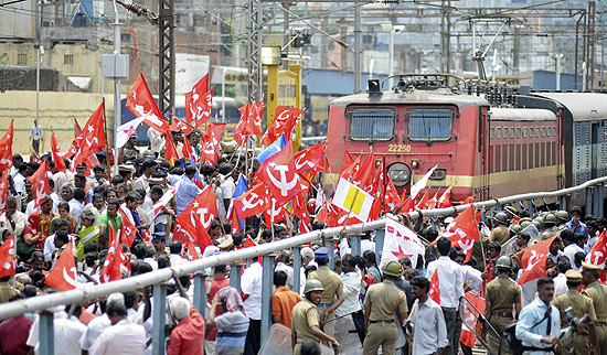 Manifestantes do Partido Comunista ndia Marxista (CPI-M) bloqueiam a passagem de trem durante protesto em Chennai