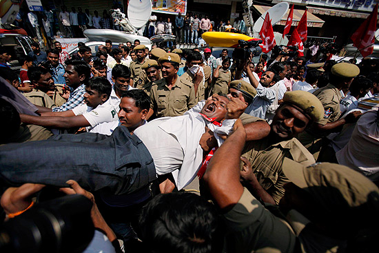 Policiais indianos detem manifestante durante protesto contra reforma econmica anunciada pelo governo em Hyderabad