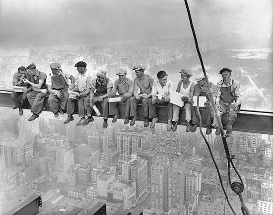 A famosa foto que completou 80 anos e que mostra trabalhadores almoando em uma viga de construo