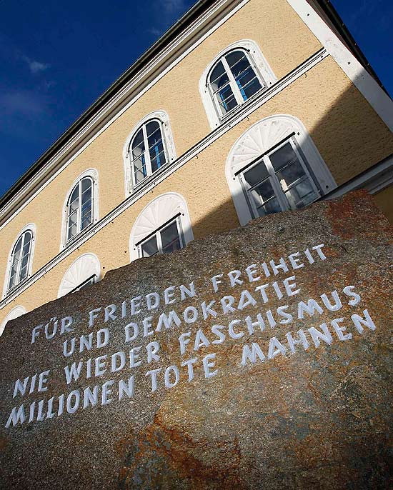 Inscrição em frente à casa onde Hitler nasceu, na Áustria, conclama a liberdade e critica a morte de milhões de pessoas pelo fascismo