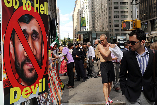 Manifestantes protestam contra o presidente iraniano Mahmoud Ahmadinejad, em Nova York