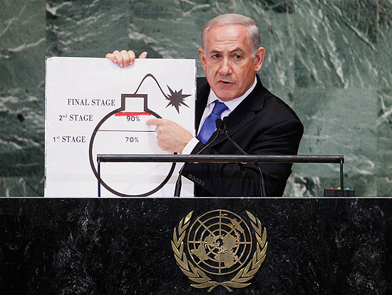 Netanyahu mostra cartaz em que mostra os avanos nucleares do Ir, em 2012