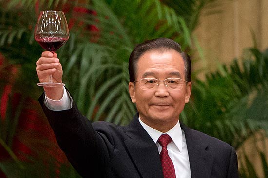 O premiê chinês, Wen Jiabao, brinda durante festa do Partido Comunista, um dia depois de expulsar ex-dirigente 