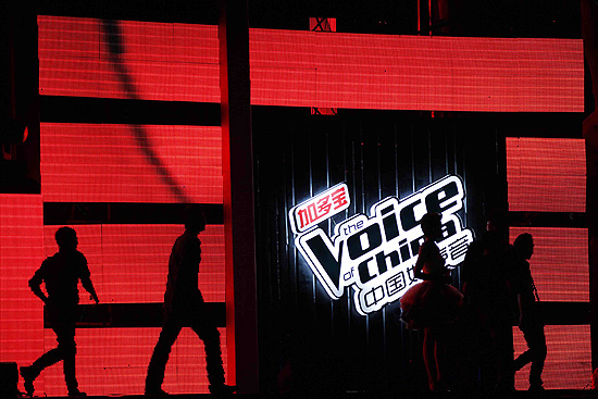 Artistas se apresentam durante etapa final do programa "The Voice", em Xangai