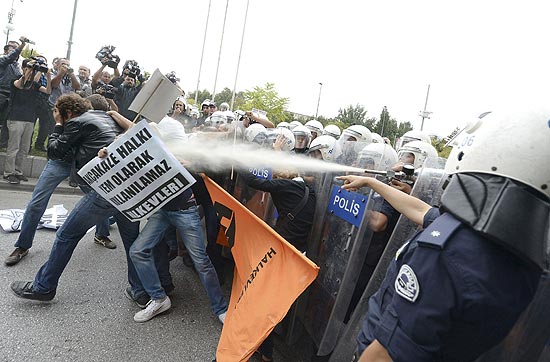 Policiais usam gs lacrimogneo para conter protestos de turcos contra interveno na Sria, em Ancara