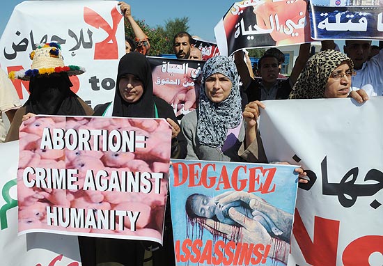 Marroquinas protestam com cartazes contra a entrada do barco pró-aborto no porto de Smir