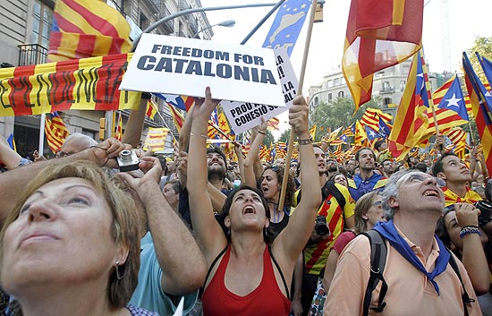 Milhares de manifestantes participam de ato pela autonomia da Catalunha, no centro de Barcelona, capital da região