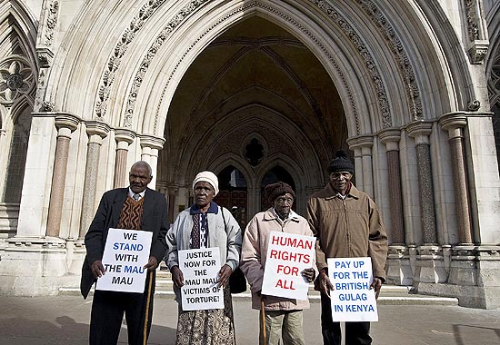 Da esq. para dir., Wambugu wa Nyingi, Jane Muthoni Mara, Paulo Nzili e outro queniano protestam do lado de fora de tribunal de Londres, em 2011