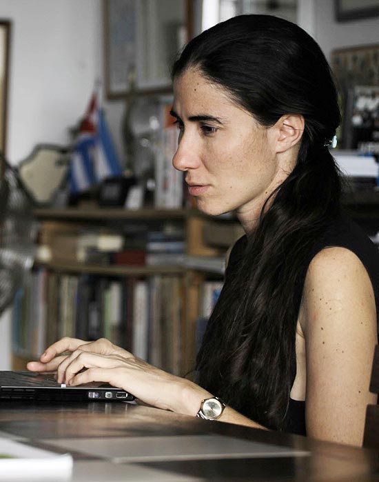 Yoani Snchez, escritora cubana que mantm o blog "Generacin Y, escreve em um notebook, em Havana