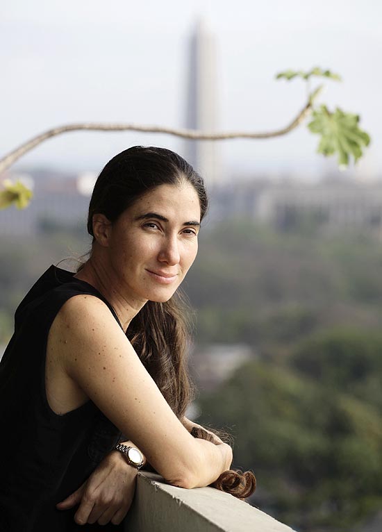 Yoani Sanchez, a blogueira cubana que espera se beneficiar de reformas para vir ao Brasil