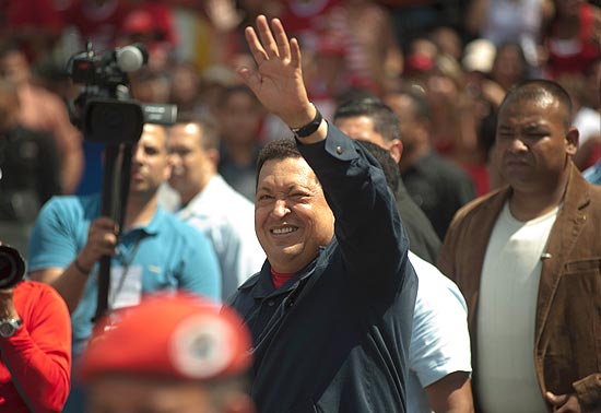 Em disputa pela reeleio, o presidente Hugo Chvez chega a sua zona eleitoral em Caracas