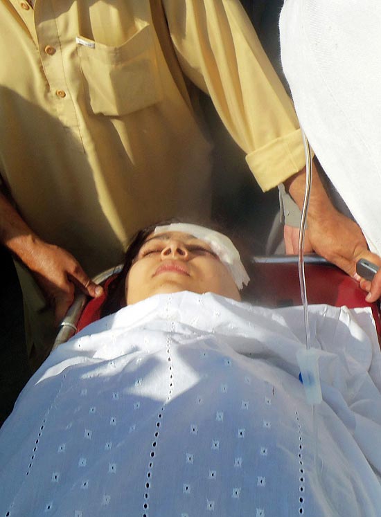 Malala Yousafzai, 14, é carregada por enfermeiros após ser baleada pelo Taleban no vale de Swat, no Paquistão