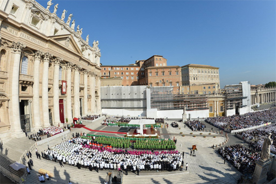 Milhares de pessoas assistem na praa de So Pedro, no Vaticano,  abertura do Ano da F, no exato dia em que se completa meio sculo do incio do Conclio Vaticano 2