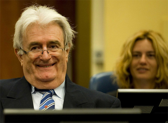 Ex-lder srvio-bsnio Radovan Karadzic sorri durante sesso do Tribunal Penal Internacional, em Haia 