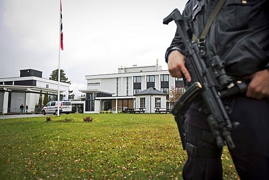 Policial guarda hotel nas proximidades de Oslo onde delegaes da Colmbia e das Farc falaram a jornalistas