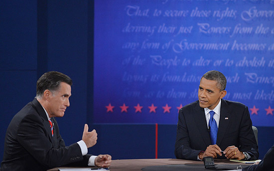 O republicano Mitt Romney ( esq.) e o democrata Barack Obama em debate da eleio de 2012