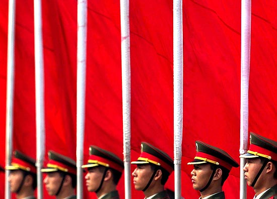 Soldados do Exrcito chins durante cerimnia em Pequim, na China; pas  visto cada vez mais como candidato a potncia global