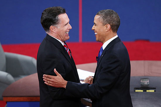 Os candidatos Mitt Romney (esq.) e Barack Obama se cumprimentam aps debate na Universidade Lynn (Flrida)