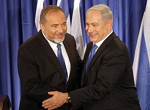 O chanceler de Israel, Avigdor Lieberman (à esq.), e o premiê Binyamin Netanyahu selam acordo de coalizão para 2013