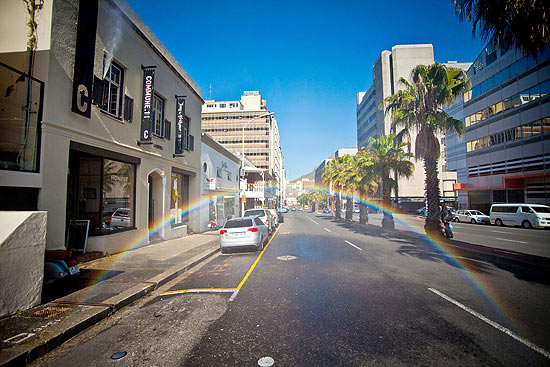 Artista faz intervenção urbana que cria 'arco-íris' permanente em rua da Cidade do Cabo, na África do Sul