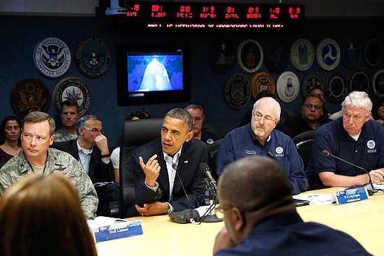 Barack Obama faz pergunta durante o briefing sobre o furaco Sandy no centro de resposta a tempestades