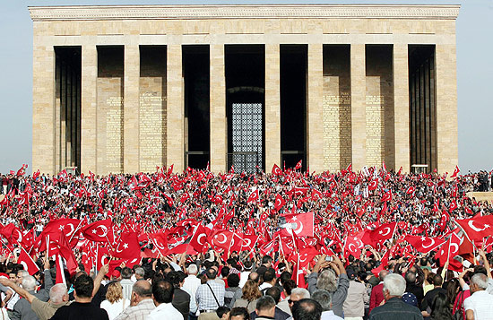 Milhares empunham bandeiras da Turquia, em frente ao mausolu de Atatrk, fundador da repblica turca moderna